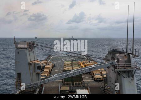 240226-N-ED646-1262 MITTELMEER (26. Februar 2024) das Hilfsschiff der Royal Fleet RFA Argus (A135), Center und der Raketenzerstörer USS Arleigh Burke (DDG 51) segeln in Formation hinter dem Docklandeschiff der Harpers Ferry-Klasse USS Carter Hall (LSD 50) im Mittelmeer, 26. Februar. Die Bataan Amphibious Ready-Gruppe wird dem NATO-Kommando im östlichen Mittelmeerraum übertragen, um eine Reihe kurzfristiger Wachsamkeitsaktivitäten mit Mitgliedern der Ständigen NATO-Seeschifffahrtsgruppe 2 des Alliierten Seeschifffahrtskommandos und der türkischen Marine durchzuführen. (US Navy Foto von Mass Communication S Stockfoto