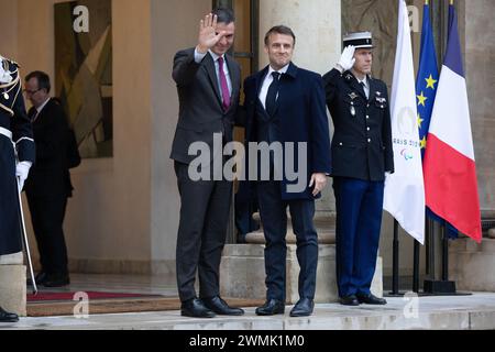 Paris, Frankreich, Montag, 26. februar 2024, Unterstützungskonferenz für die Ukraine, Pedro Sanchez Perez-Castejon, Präsident der spanischen Regierung, Emmanuel Macron, französischer Präsident, Credit Francois Loock / Alamy Live News Stockfoto