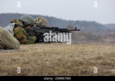 Die Norweger der norwegischen Hauptwache absolvieren die Qualifikationsreihen M2 Browning 50 Kaliber und M240B M240B während des 51. Norwegischen wechselseitigen Truppenaustauschs im Camp Ripley Training Center in Little Falls, Minnesota, am 6. Februar 2024 (Foto der Nationalgarde der Minnesota Army von Sgt. Jorden Newbanks). Stockfoto