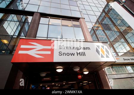 Der Eingang zum Birmingham Snow Hill, einem der Hauptbahnhöfe im Stadtzentrum. Snow Hill liegt in der Nähe des Geschäftsviertels von Birmingham und führt hier zur Colmore Row. Stockfoto