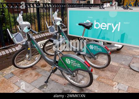 Die Beryl Bay Dockingstation für Fahrräder und Motorroller befindet sich in der Colmore Row vor der Snow Hill Station, Birmingham. West Midlands Cycle Hire wird in Partnerschaft mit Transport for West Midlands betrieben. Zunächst wurden 200 brandneue E-Scooter in Birmingham in Betrieb genommen, weitere 700 im Stadtzentrum und in den umliegenden Stadtvierteln. Von Birchfield über den Bullring bis Selly Oak, Edgbaston bis Aston. Stockfoto