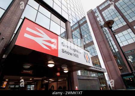 Der Eingang zum Birmingham Snow Hill, einem der Hauptbahnhöfe im Stadtzentrum. Snow Hill liegt in der Nähe des Geschäftsviertels von Birmingham und führt hier zur Colmore Row. Stockfoto