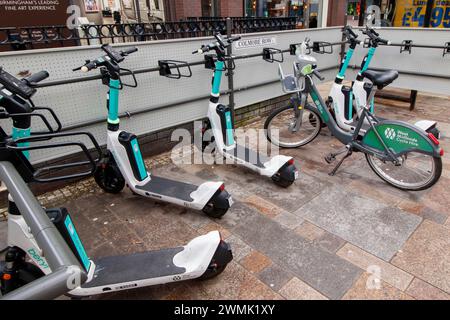 Die Beryl Bay Dockingstation für Fahrräder und Motorroller befindet sich in der Colmore Row vor der Snow Hill Station, Birmingham. West Midlands Cycle Hire wird in Partnerschaft mit Transport for West Midlands betrieben. Zunächst wurden 200 brandneue E-Scooter in Birmingham in Betrieb genommen, weitere 700 im Stadtzentrum und in den umliegenden Stadtvierteln. Von Birchfield über den Bullring bis Selly Oak, Edgbaston bis Aston. Stockfoto