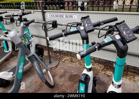 Die Beryl Bay Dockingstation für Fahrräder und Motorroller befindet sich in der Colmore Row vor der Snow Hill Station, Birmingham. West Midlands Cycle Hire wird in Partnerschaft mit Transport for West Midlands betrieben. Zunächst wurden 200 brandneue E-Scooter in Birmingham in Betrieb genommen, weitere 700 im Stadtzentrum und in den umliegenden Stadtvierteln. Von Birchfield über den Bullring bis Selly Oak, Edgbaston bis Aston. Stockfoto