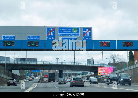 Beschilderung auf der A38 Aston Exressway, die in das Stadtzentrum von Birmingham führt. Auf den Portalen über der Straße sind Schilder der Cllean Air Zone zu sehen, die den Autofahrern warnen, dass eine Gebühr erhoben wird, wenn ihr Fahrzeug nicht den Vorschriften entspricht. Birmingham hat eine saubere Luftzone im Stadtzentrum. BEACHTEN SIE, dass die Fotos vom Beifahrersitz eines Autos aufgenommen wurden, das nicht vom Fotografen gefahren wurde. Stockfoto