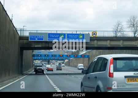 Beschilderung auf der A38 Aston Exressway, die in das Stadtzentrum von Birmingham führt. Auf den Portalen über der Straße sind Schilder der Cllean Air Zone zu sehen, die den Autofahrern warnen, dass eine Gebühr erhoben wird, wenn ihr Fahrzeug nicht den Vorschriften entspricht. Birmingham hat eine saubere Luftzone im Stadtzentrum. BEACHTEN SIE, dass die Fotos vom Beifahrersitz eines Autos aufgenommen wurden, das nicht vom Fotografen gefahren wurde. Stockfoto