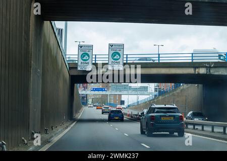 Beschilderung auf der A38 Aston Exressway, die in das Stadtzentrum von Birmingham führt. Auf den Portalen über der Straße sind Schilder der Cllean Air Zone zu sehen, die den Autofahrern warnen, dass eine Gebühr erhoben wird, wenn ihr Fahrzeug nicht den Vorschriften entspricht. Birmingham hat eine saubere Luftzone im Stadtzentrum. BEACHTEN SIE, dass die Fotos vom Beifahrersitz eines Autos aufgenommen wurden, das nicht vom Fotografen gefahren wurde. Stockfoto