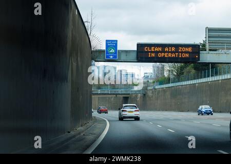 Beschilderung auf der A38 Aston Exressway, die in das Stadtzentrum von Birmingham führt. Auf den Portalen über der Straße sind Schilder der Cllean Air Zone zu sehen, die den Autofahrern warnen, dass eine Gebühr erhoben wird, wenn ihr Fahrzeug nicht den Vorschriften entspricht. Birmingham hat eine saubere Luftzone im Stadtzentrum. BEACHTEN SIE, dass die Fotos vom Beifahrersitz eines Autos aufgenommen wurden, das nicht vom Fotografen gefahren wurde. Stockfoto