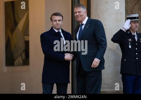 Paris, Frankreich, Montag, 26. februar 2024, Unterstützungskonferenz für die Ukraine, Klaus Werner Iohannis, Präsident von Rumänien, Emmanuel Macron, französischer Präsident, Credit Francois Loock / Alamy Live News Stockfoto