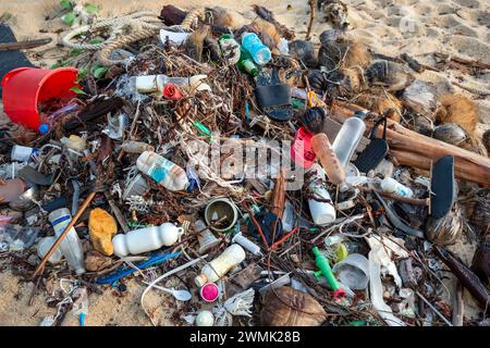 Koh Samui, Thailand - 19. Januar 2024: Ein einsamer Strand, voller Plastikflaschen, Verpackungen und anderem Müll Stockfoto