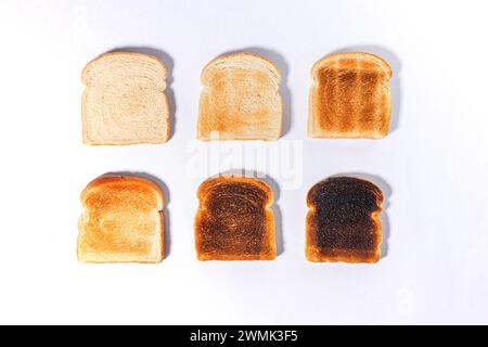 Sechs Scheiben Brot, geröstet für eine andere Ebene, quadratische Sandwichscheiben Stockfoto