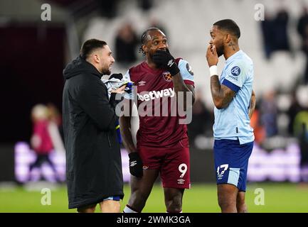 Michail Antonio von West Ham United spricht nach dem Spiel der Premier League im London Stadium mit Ivan Toney von Brentford (rechts). Bilddatum: Montag, 26. Februar 2024. Stockfoto