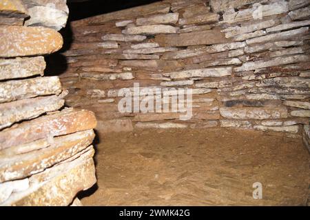 Im Cuween Hill Neolithic Chambered Cairn auf dem Festland der Orkney-Inseln, Schottland, Großbritannien, um 3000 v. Chr. Stockfoto