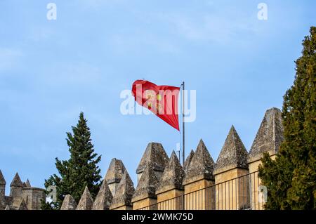 ALMODOVAR DEL RIO, SPANIEN - FERBUARY 12, 2023: Flagge über der Burg von Almodovar (Castillo de Almodovar del Rio), einer Burg von muslimischen l Stockfoto