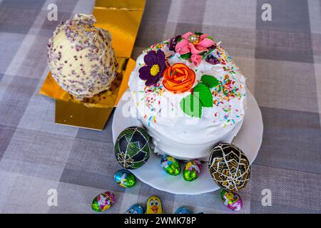 Traditioneller ukrainischer Osterkuchen (Paska) mit Eiern (Pysanky) Stockfoto