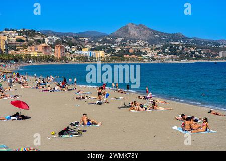 MALAGA, SPANIEN - 9. APRIL 2023: Malageta Strand am sonnigen Tag in Malaga, Spanien am 9. April 2023 Stockfoto