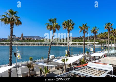 MALAGA, SPANIEN - 9. APRIL 2023: Panoramablick auf den Hafen von Malaga an einem sonnigen Morgen in Malaga, Spanien am 9. April 2023 Stockfoto