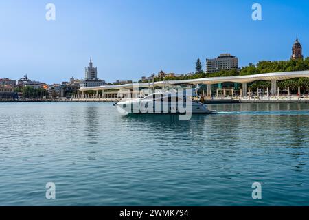 MALAGA, SPANIEN - 9. APRIL 2023: Panoramablick auf den Hafen von Malaga an einem sonnigen Morgen in Malaga, Spanien am 9. April 2023 Stockfoto