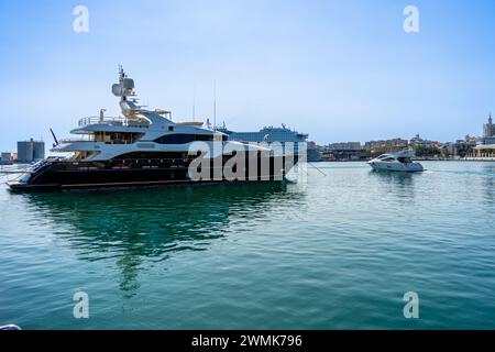 MALAGA, SPANIEN - 9. APRIL 2023: Panoramablick auf den Hafen von Malaga an einem sonnigen Morgen in Malaga, Spanien am 9. April 2023 Stockfoto