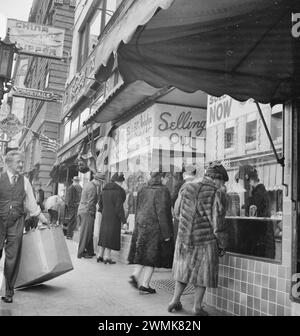 San Francisco, Kalifornien. Ein Close-Out-Verkauf - vor der Evakuierung - in einem Geschäft, das von einem Besitzer japanischer Abstammung in der Grant Avenue in Chinatown betrieben wurde. Die Evakuierten japanischer Abstammung werden für die Dauer in den Kriegsumsiedlungszentren untergebracht. Datum, an dem dieser Artikel am 4. April 1942 hergestellt oder erstellt wurde. Stockfoto