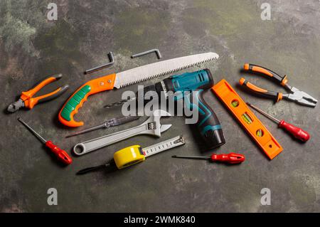 Verschiedene Reparaturwerkzeuge, Hardware-Materialien, Bohrer, Hammer, Zangen, Schraubendreher, Schraubenschlüssel Stockfoto