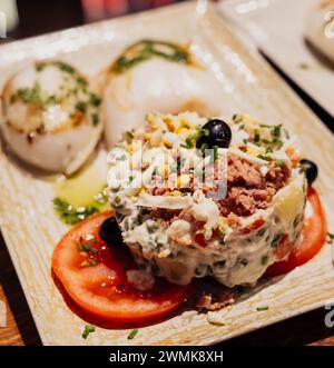 Portion russischer Salat mit Thunfisch Stockfoto