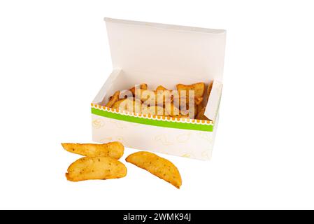 Gebratene Kartoffeln in einem Papierkarton. Fastfood-Konzept Stockfoto