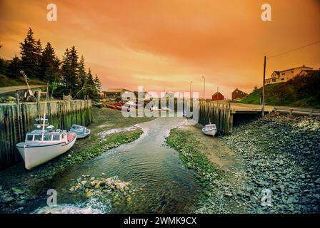 Boote in einem Kanal bei Ebbe, Halls Harbour in der Bay of Fundy; Nova Scotia, Kanada Stockfoto