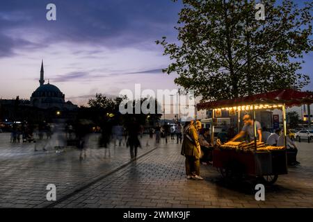 Silhouetten- und Corn Street-Verkäufer der Suleymaniye-Moschee am Eminonu-Platz, Istanbul, Türkei © Dosfotos/Axiom Stockfoto