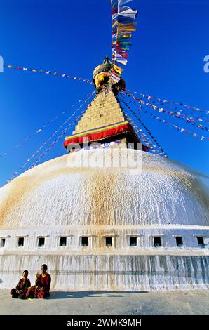 Gebetsfahnen winken in der Brise von Boudhnath Stupa, Kathmandu, Nepal Stockfoto