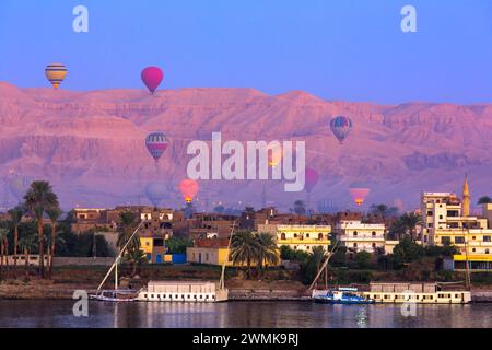 Heißluftballons Sonnenaufgang, Luxor, Ägypten Stockfoto