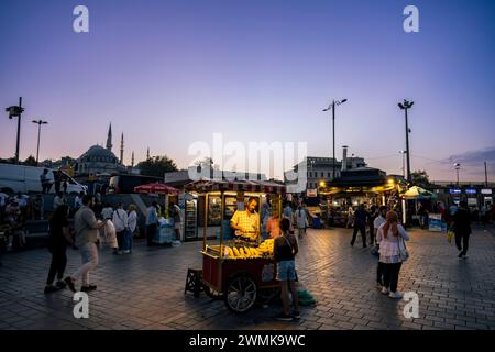 Straßenverkäufer am Eminonu Square at Night, Fatih, Istanbul, Türkei © Dosfotos/Axiom Stockfoto