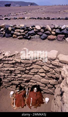 Skelette bleichen in der Wüstensonne Chauchilla Cemetery, ein Grabstätte aus der späten Nazca-Zeit von 500 bis 700 n. Chr. Grabräuber haben Klo... Stockfoto