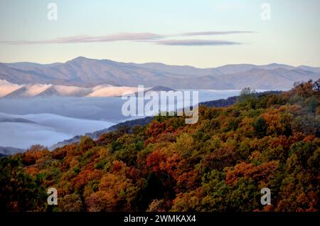 Herbstszene mit Wolken in den Tälern der Blue Ridge Mountains. Der prominente Gipfel ist der Cold Mountain Stockfoto