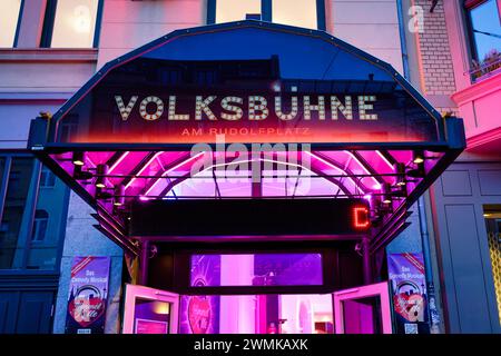 Köln, Deutschland 24. Februar 2024: Beleuchteter Eingang zum berühmten Theater Volksbühne in der kölner Innenstadt zur blauen Stunde Stockfoto