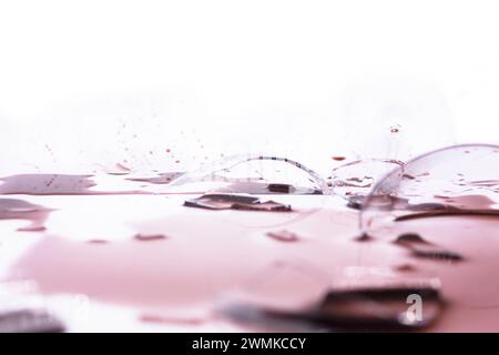 Zersplittertes Glas in Bruchstücken über dem Pool der Rotweinkatastrophe Stockfoto