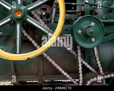 Nahaufnahme von Maschinenrädern mit Fahrradketten Stockfoto