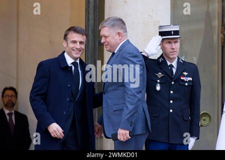 Paris, Frankreich. Februar 2024. Der französische Präsident Emmanuel Macron empfängt Robert Fico für die Konferenz zur Unterstützung der Ukraine am 26. Februar 2024 im Elysées-Palast in Paris. Quelle: Bernard Menigault/Alamy Live News Stockfoto