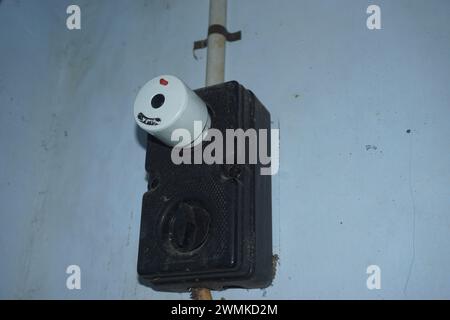 Jemand hat den Stecker in die Steckdose gesteckt. Jemand steckte das Telefonladegerät an eine Steckdose. Hochwertige Fotos Stockfoto