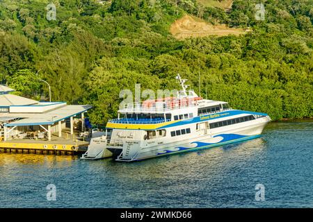 ROATAN, HONDURAS - 23. Januar 2024: Der Hafen von Roatan ist einer von zwei Kreuzfahrthäfen in Roatan. Schätzungsweise 580,000 Besuche Roatan über diesen Hafen jedes Jahr Stockfoto