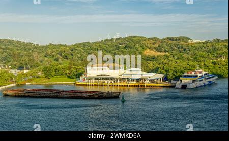 ROATAN, HONDURAS - 23. Januar 2024: Der Hafen von Roatan ist einer von zwei Kreuzfahrthäfen in Roatan. Schätzungsweise 580,000 Besuche Roatan über diesen Hafen jedes Jahr Stockfoto