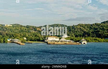 ROATAN, HONDURAS - 23. Januar 2024: Der Hafen von Roatan ist einer von zwei Kreuzfahrthäfen in Roatan. Schätzungsweise 580,000 Besuche Roatan über diesen Hafen jedes Jahr Stockfoto