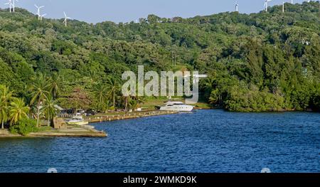 ROATAN, HONDURAS - 23. Januar 2024: Der Hafen von Roatan ist einer von zwei Kreuzfahrthäfen in Roatan. Schätzungsweise 580,000 Besuche Roatan über diesen Hafen jedes Jahr Stockfoto