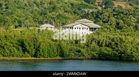 ROATAN, HONDURAS - 23. Januar 2024: Der Hafen von Roatan ist einer von zwei Kreuzfahrthäfen in Roatan. Schätzungsweise 580,000 Besuche Roatan über diesen Hafen jedes Jahr Stockfoto