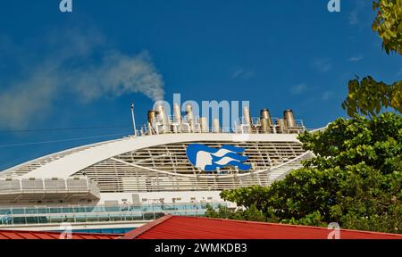 ROATAN, HONDURAS - 23. Januar 2024: Der Hafen von Roatan ist einer von zwei Kreuzfahrthäfen in Roatan. Schätzungsweise 580,000 Besuche Roatan über diesen Hafen jedes Jahr Stockfoto