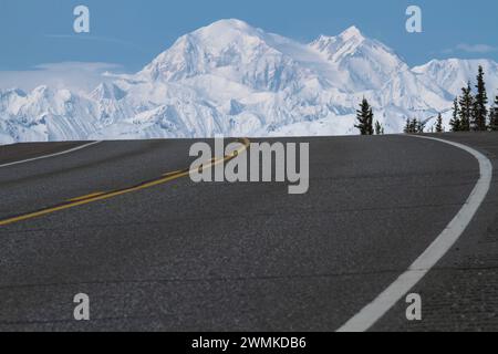 Der Highway führt zu schneebedeckten Gebirgszügen in Alaska; Alaska, Vereinigte Staaten von Amerika Stockfoto