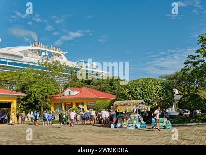 ROATAN, HONDURAS - 23. Januar 2024: Der Hafen von Roatan ist einer von zwei Kreuzfahrthäfen in Roatan. Schätzungsweise 580,000 Besuche Roatan über diesen Hafen jedes Jahr Stockfoto