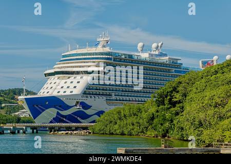 ROATAN, HONDURAS - 23. Januar 2024: Der Hafen von Roatan ist einer von zwei Kreuzfahrthäfen in Roatan. Schätzungsweise 580,000 Besuche Roatan über diesen Hafen jedes Jahr Stockfoto