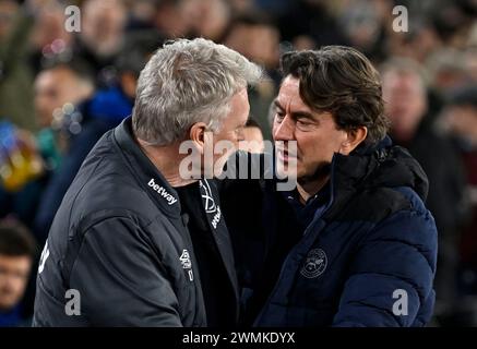 London, Großbritannien. Februar 2024. David Moyes (West Ham Manager, links) und Thomas Frank (Brentford Manager) während des Spiels West Ham gegen Brentford Premier League im London Stadium Stratford. Dieses Bild ist NUR für REDAKTIONELLE ZWECKE bestimmt. Für jede andere Verwendung ist eine Lizenz von Football DataCo erforderlich. Quelle: MARTIN DALTON/Alamy Live News Stockfoto