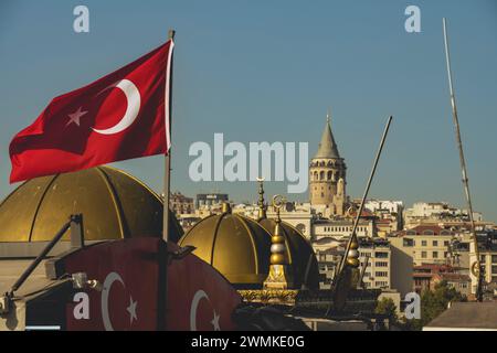 Galatenturm und die Nationalflagge der Türkei in Beyoglu; Istanbul, Türkei Stockfoto